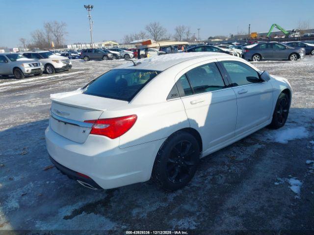 Chrysler 200 Limited Image 3
