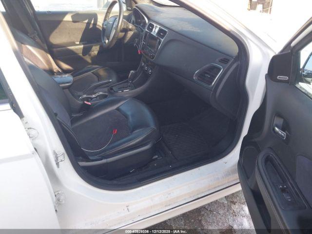 Chrysler 200 Limited Image 2