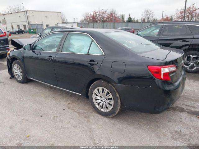 Toyota Camry Le Image 9