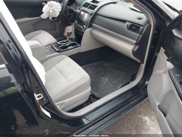 Toyota Camry Le Image 11