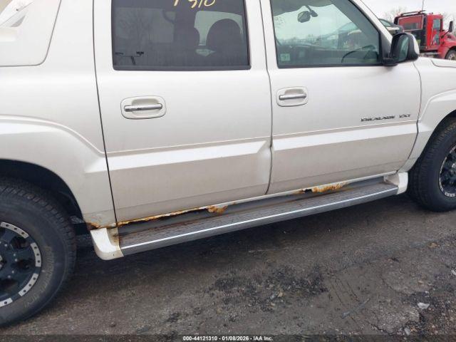 Cadillac Escalade Standard Image 4